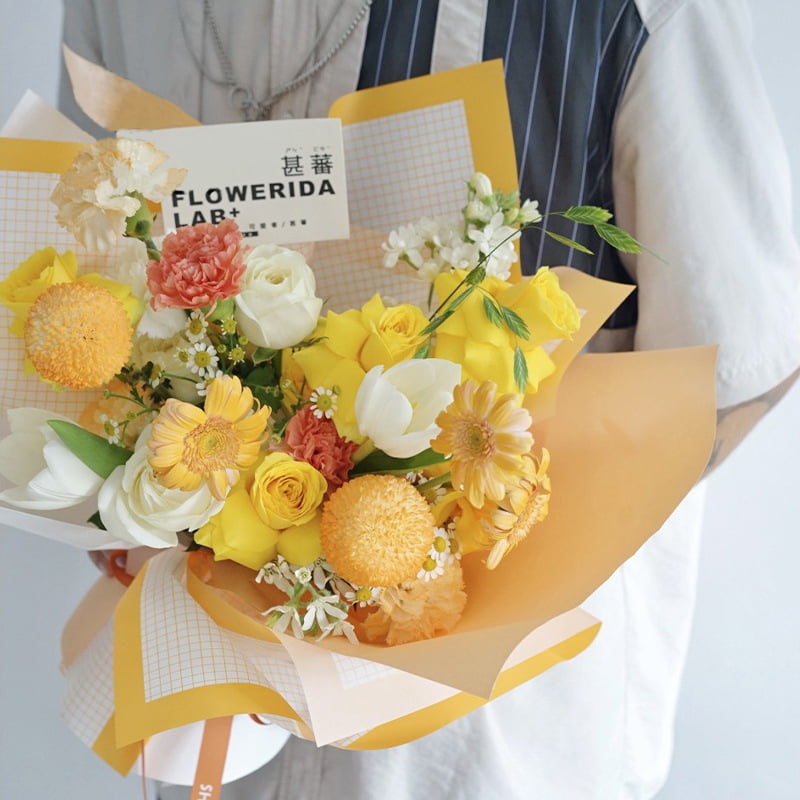 Dobbeltsidig rutete iriserende blomsterinnpakningspapir