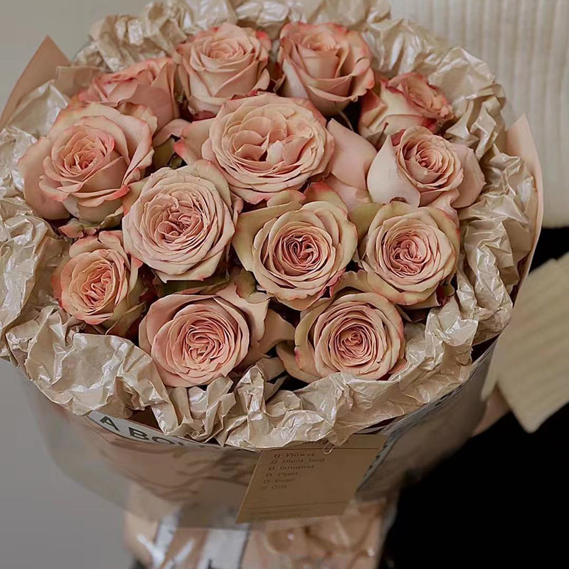 Merkenavnet Hera blomsterinnpakningspapir i en rekke farger
