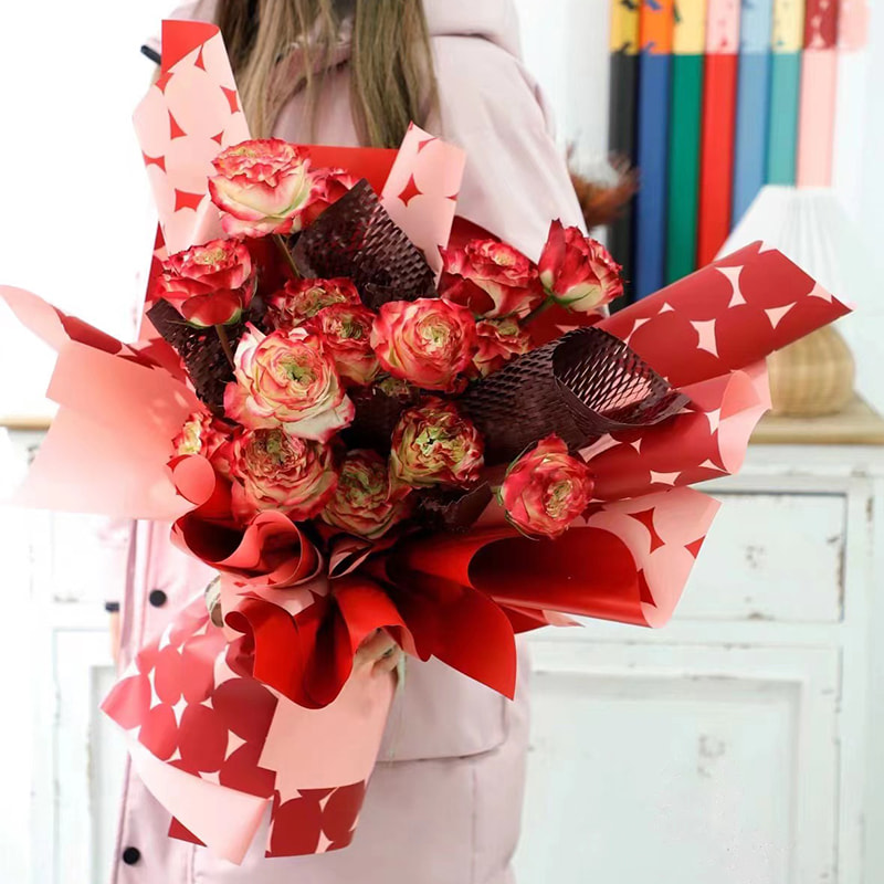 Tofarget prikkete blomsterinnpakningspapir