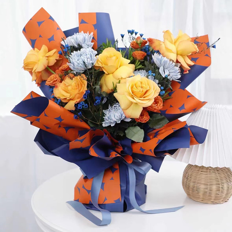 Tofarget prikkete blomsterinnpakningspapir