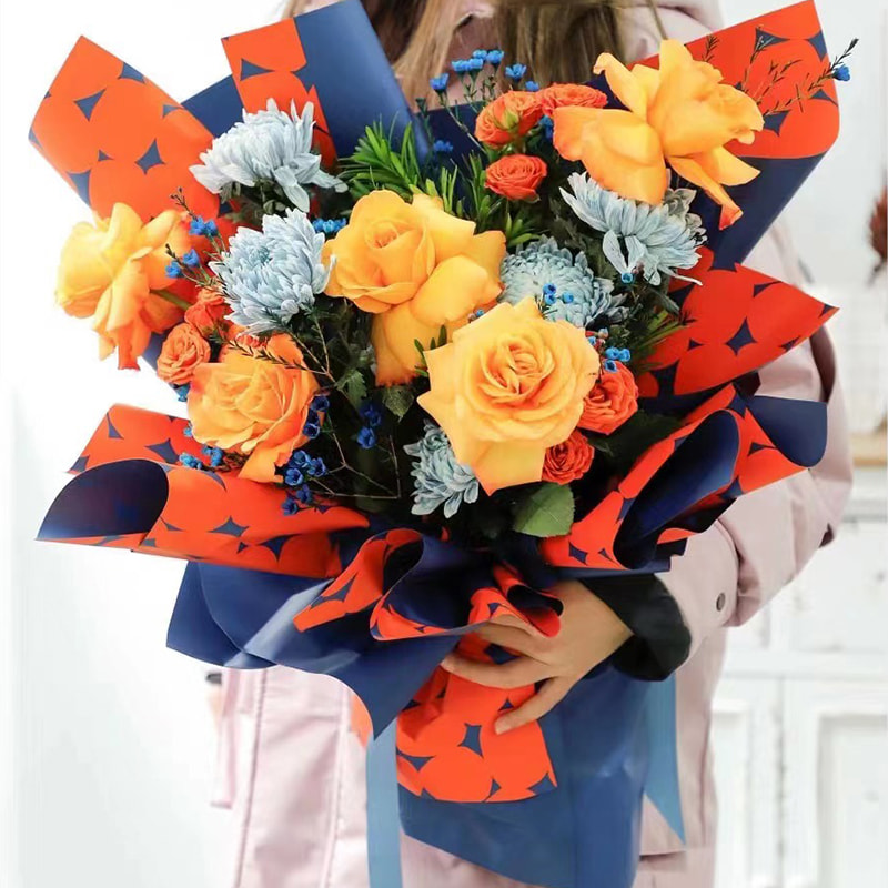 Tofarget prikkete blomsterinnpakningspapir
