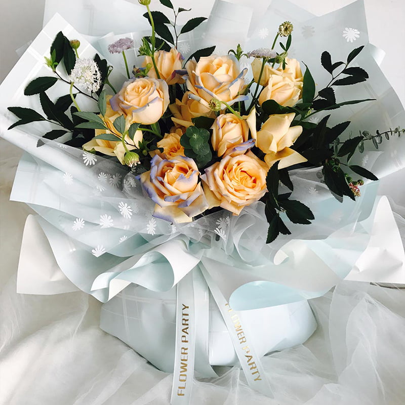 Åttefarget rutete blomsterinnpakningspapir