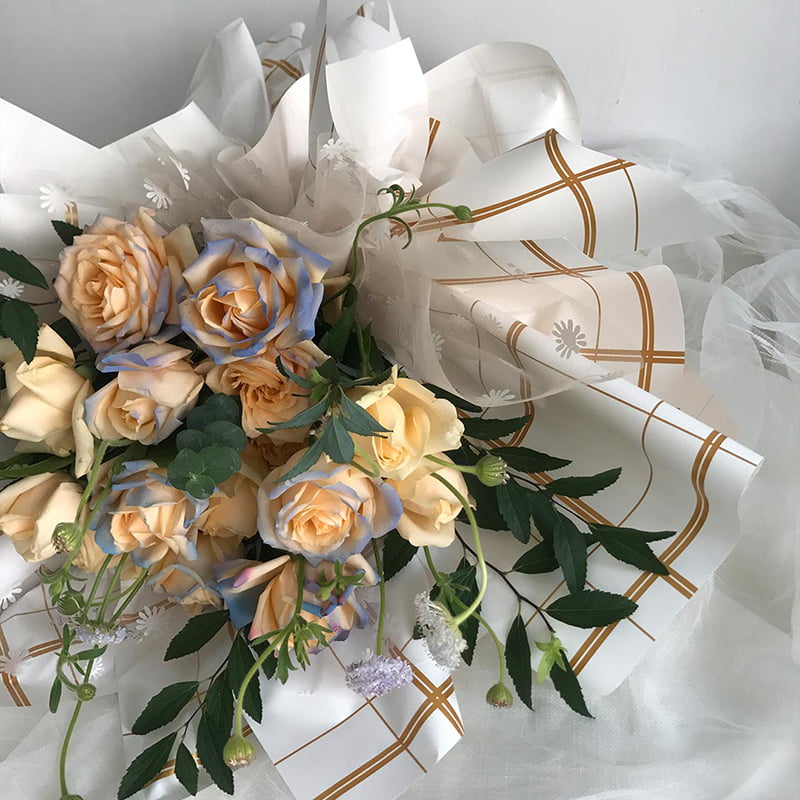 Åttefarget rutete blomsterinnpakningspapir